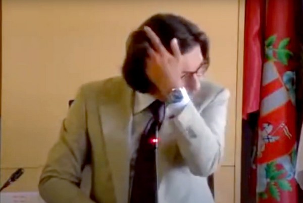 Il consigliere in aula: «Basta prese in giro per i miei capelli»