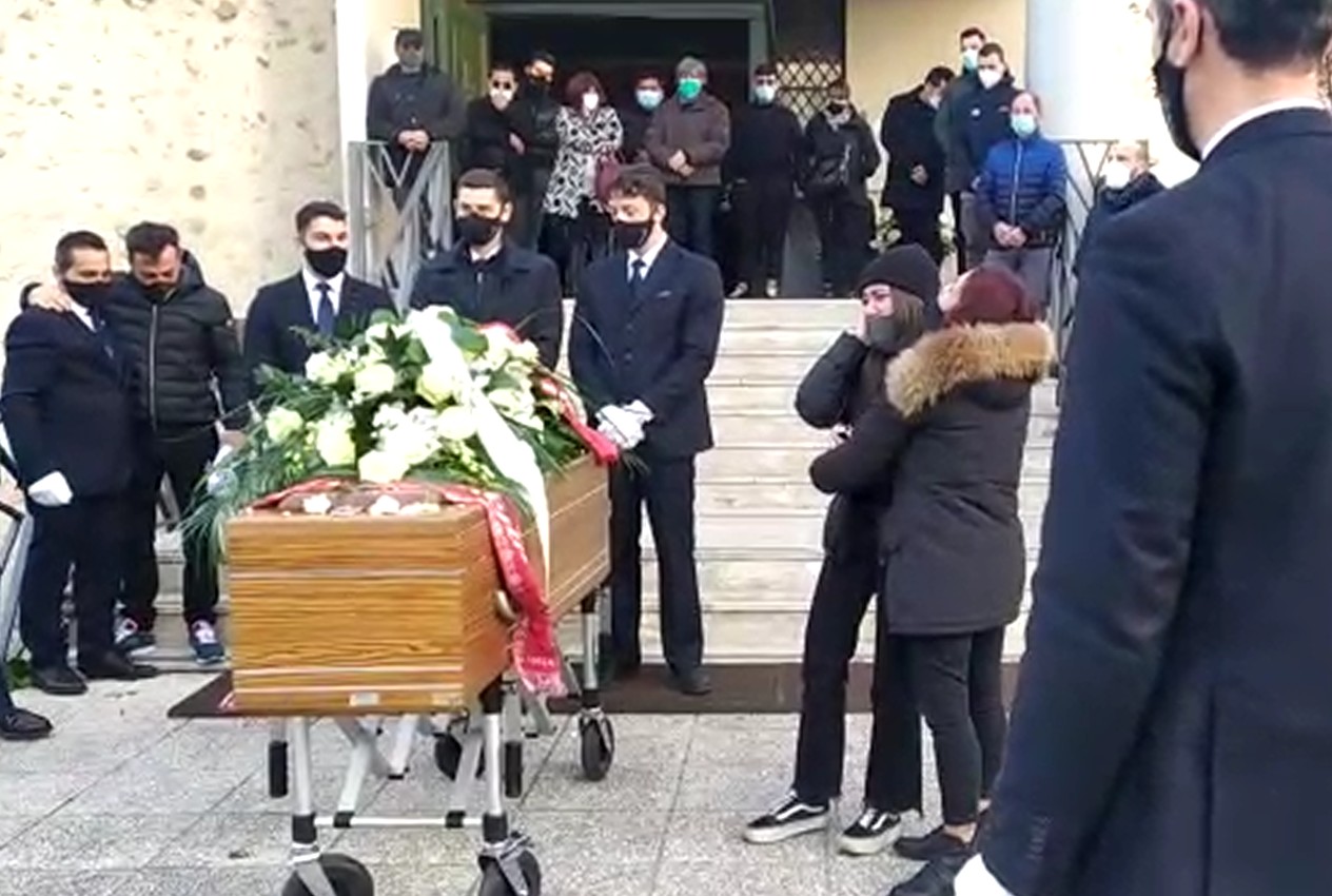 Video – Lo strazio di Perugia ai funerali di Massimo Venturiello
