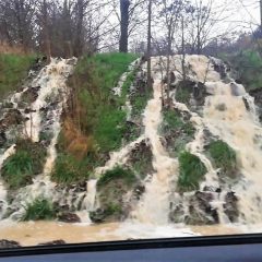 Un fiume di acqua e fango sulla Perugia-Ancona