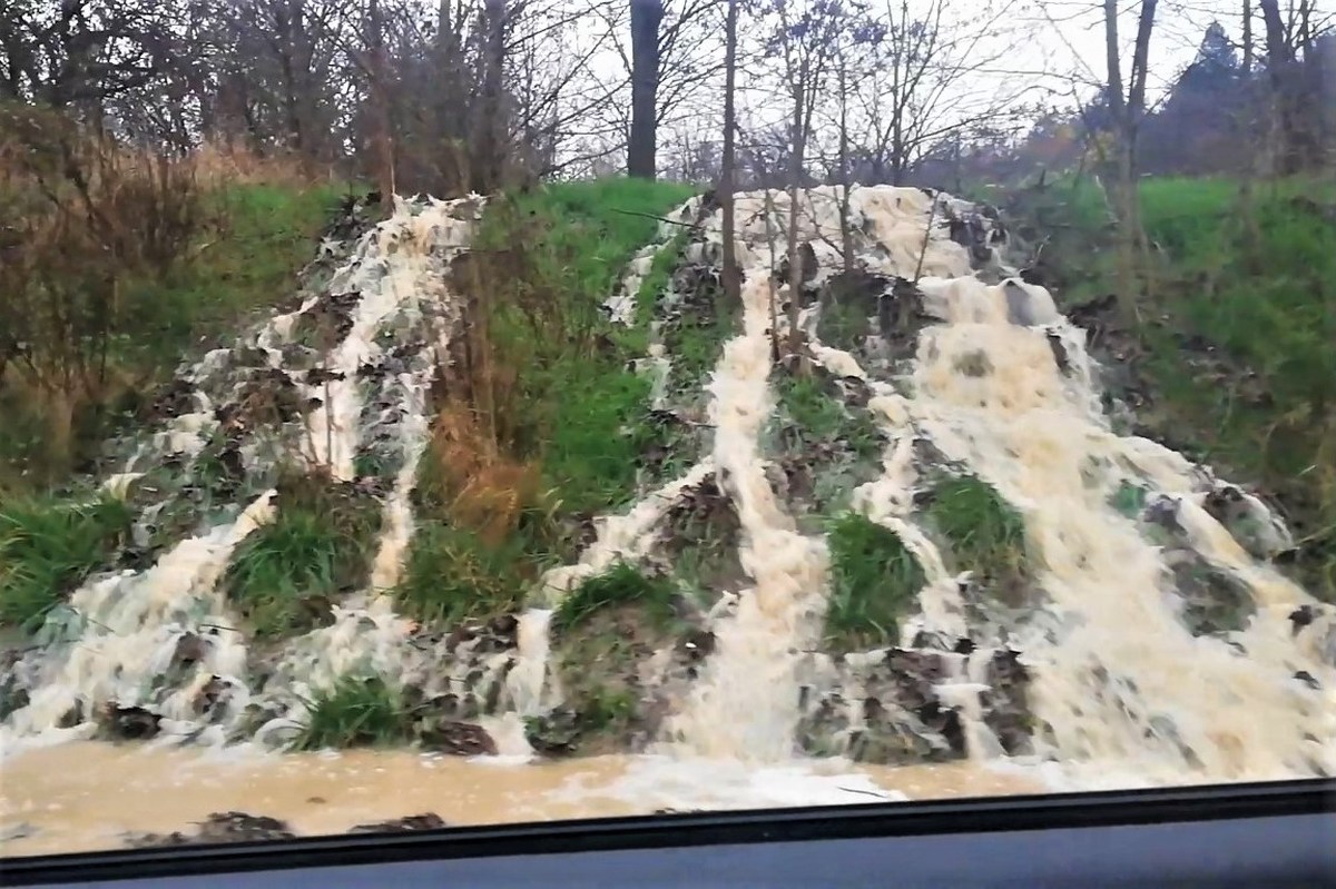 Un fiume di acqua e fango sulla Perugia-Ancona