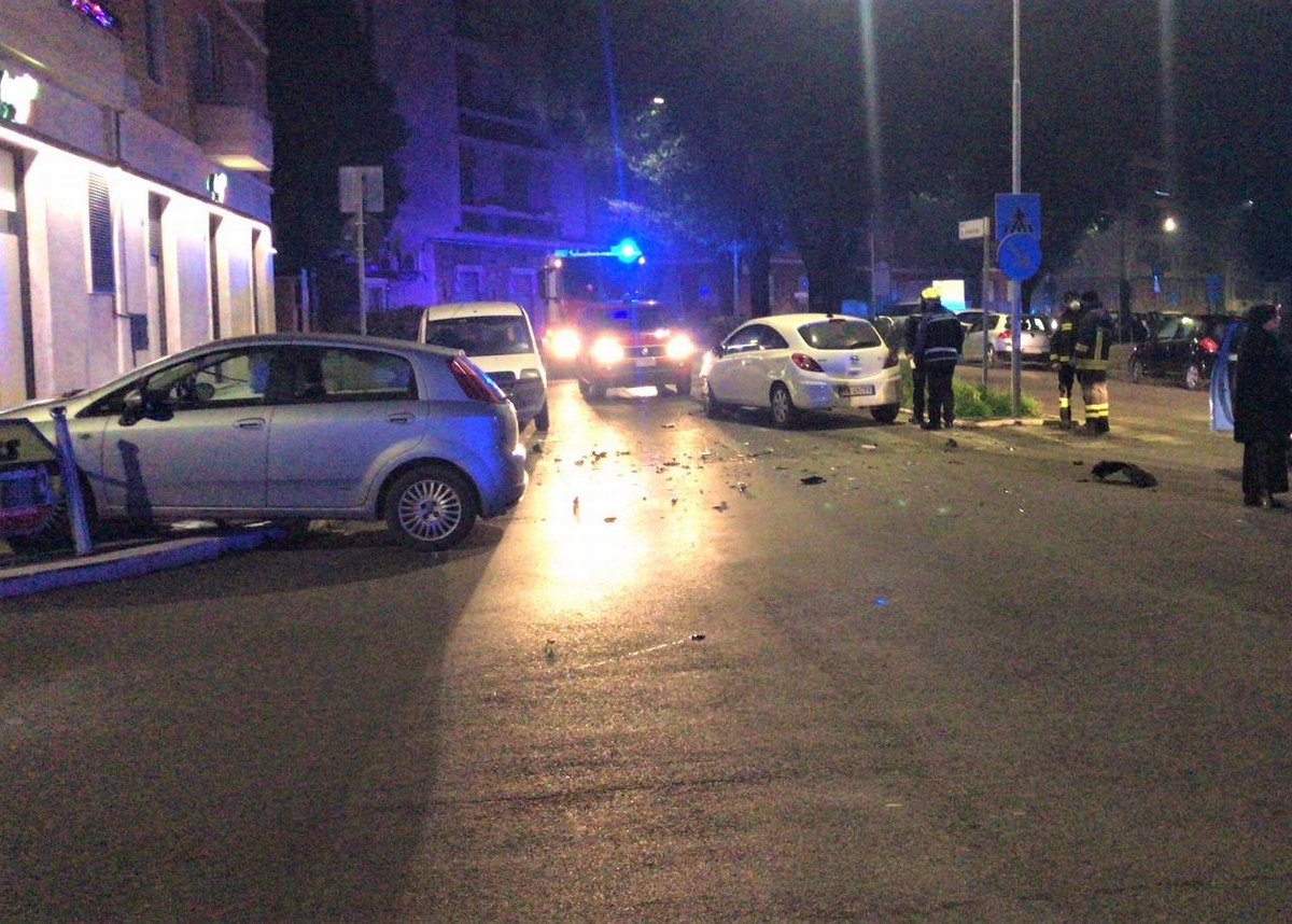 Terni, scontro in piazza Dalmazia: coinvolti in quattro