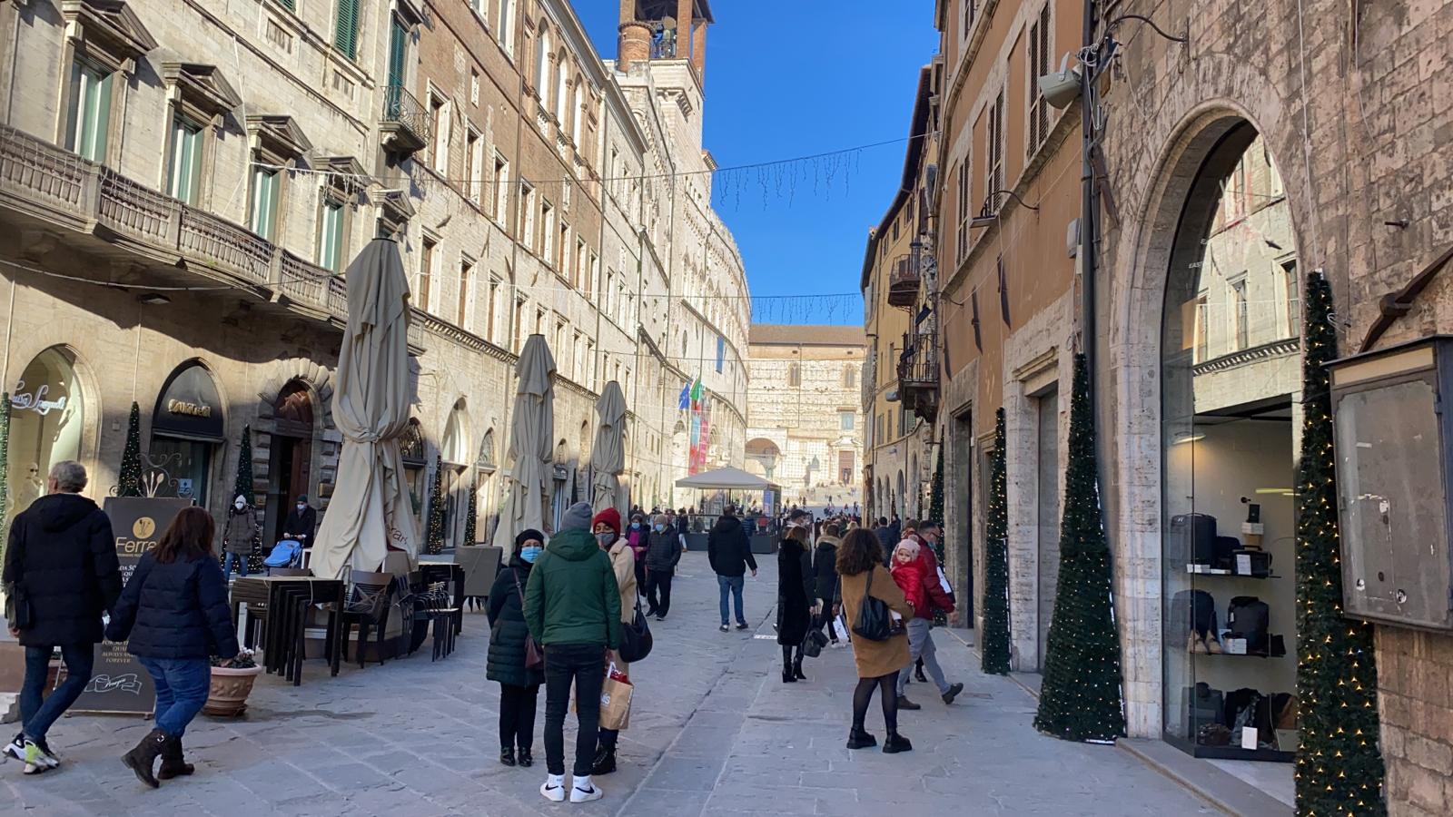 Perugia, domenica particolare di pre lockdown natalizio