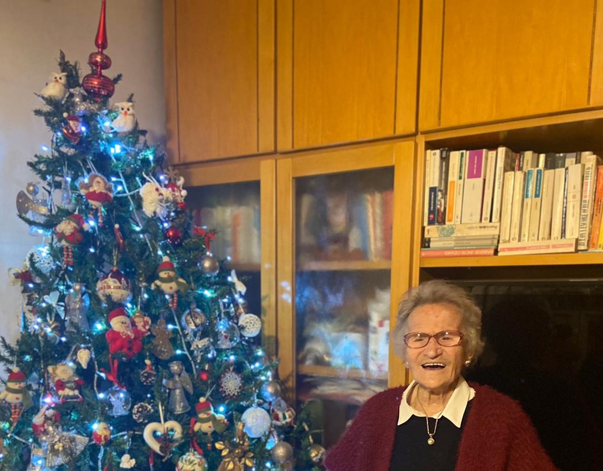 Covid, gli auguri di nonna Luisa e l’invito alla sicurezza