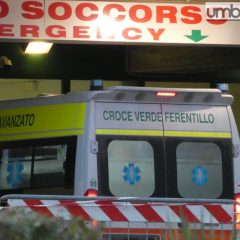 Quasi 12 ore al pronto soccorso per suturare una ferita allo stinco