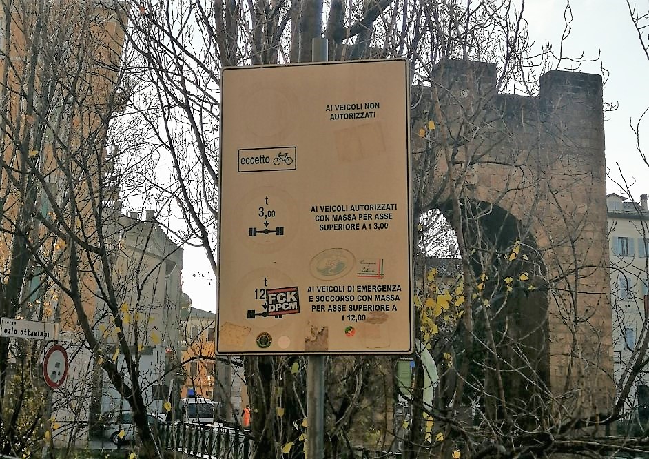 Terni, segnaletica obsoleta e inutile: «Serve intervenire»