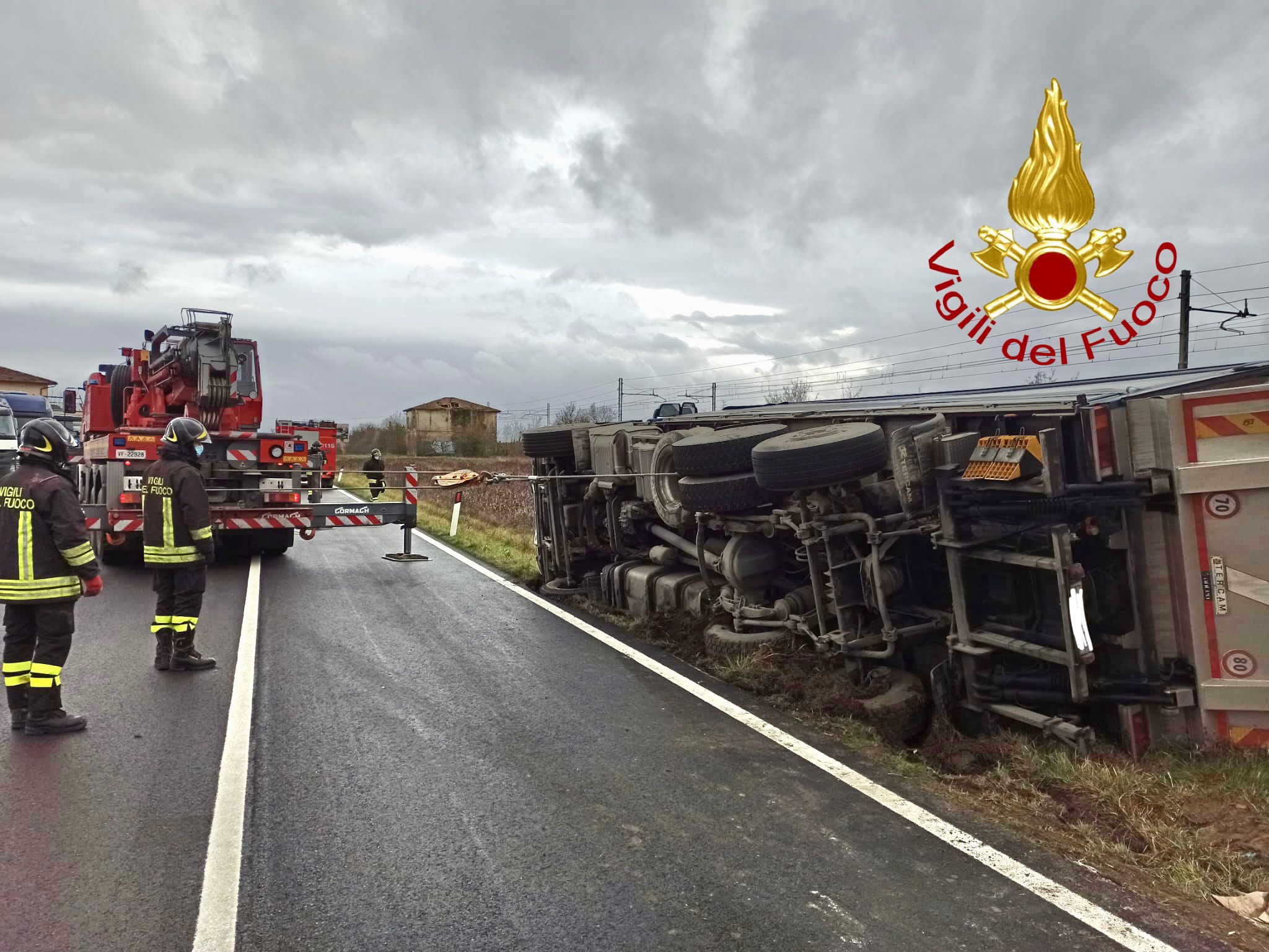 Camion si ribalta a Castiglione del Lago