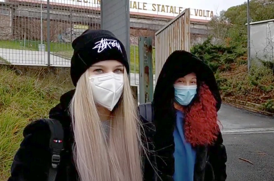 Studentesse felici ma contro le levatacce: «Quasi meglio la Dad»