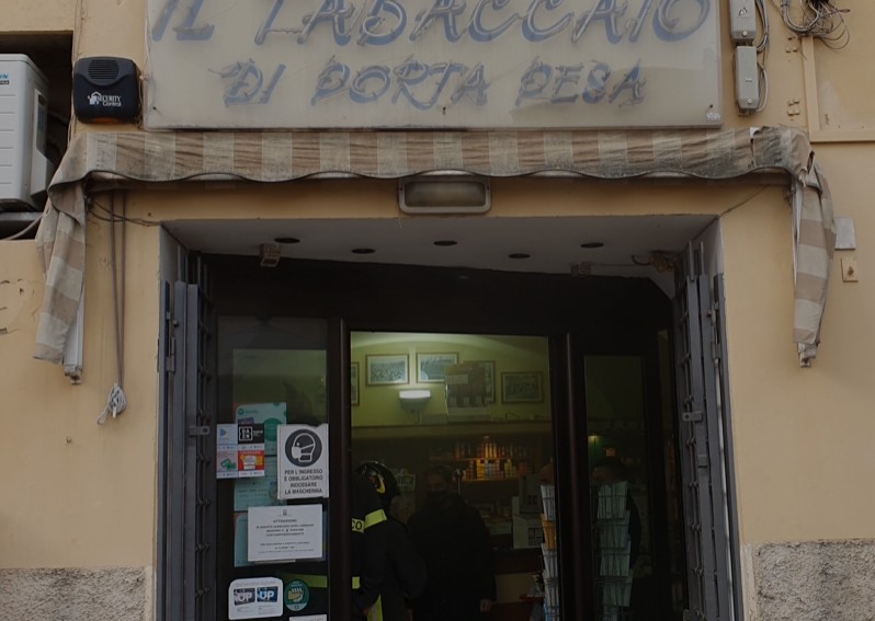 Fumo dalla tabaccheria: allarme a Porta Pesa