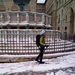 Perugia, la prof con gli sci in pieno centro