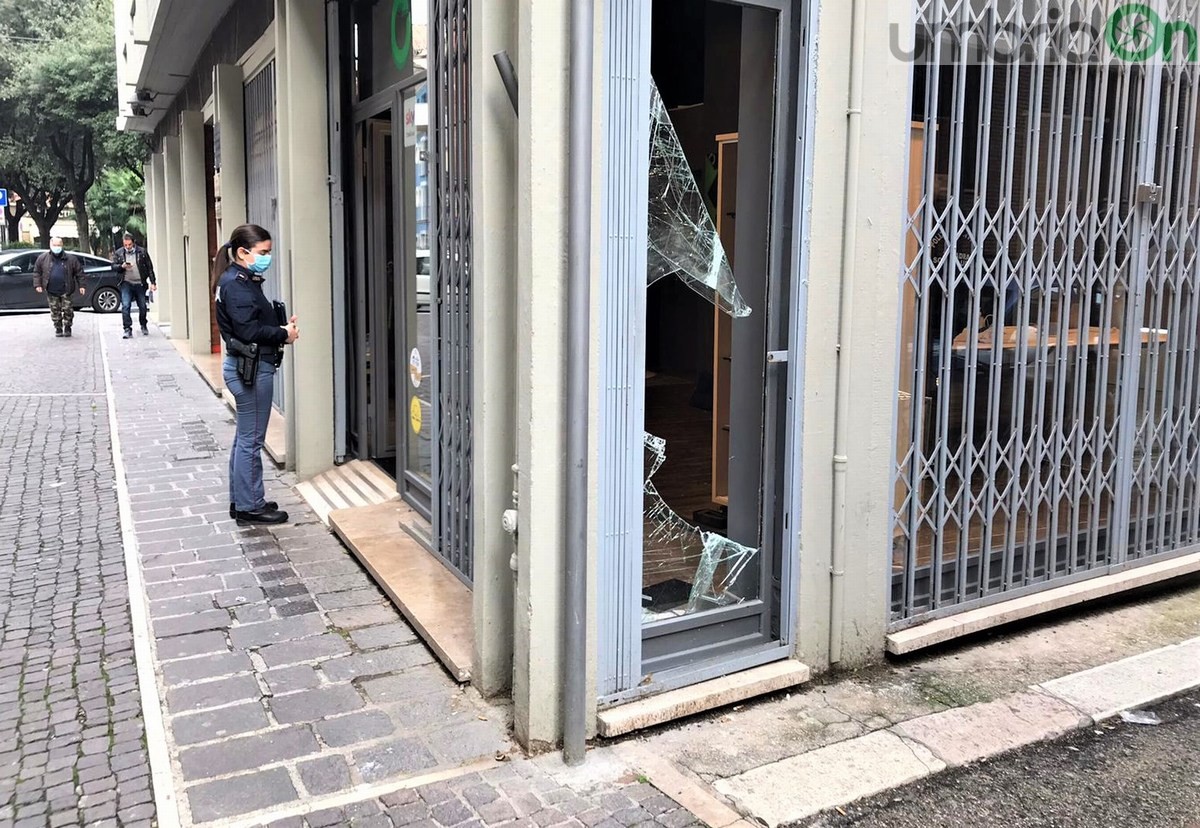 Terni, ‘spaccata’ in via Petroni. Rubati tablet, telefoni e computer