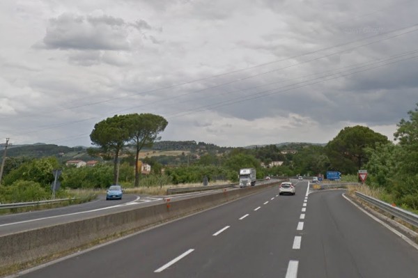 Furgoncino si ribalta sulla superstrada