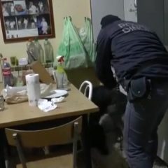 Terni, dosi preparate senza scrupoli davanti a una bimba – Video