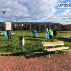 Terni, parco sporco: un 14enne chiede aiuto al gruppo ‘Mi Rifiuto’