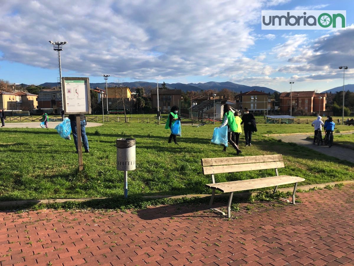 Terni, parco sporco: un 14enne chiede aiuto al gruppo ‘Mi Rifiuto’