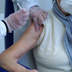 Covid: IV dose vaccino over 60 e fragili. Da giovedì le prenotazioni