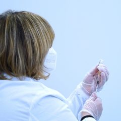 Vaccini scuole e ultra 80enni: prenotazioni al via e nuovi step