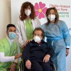 Covid, vaccino a 106 anni per Elisa: sorrisi e consigli ai giovani