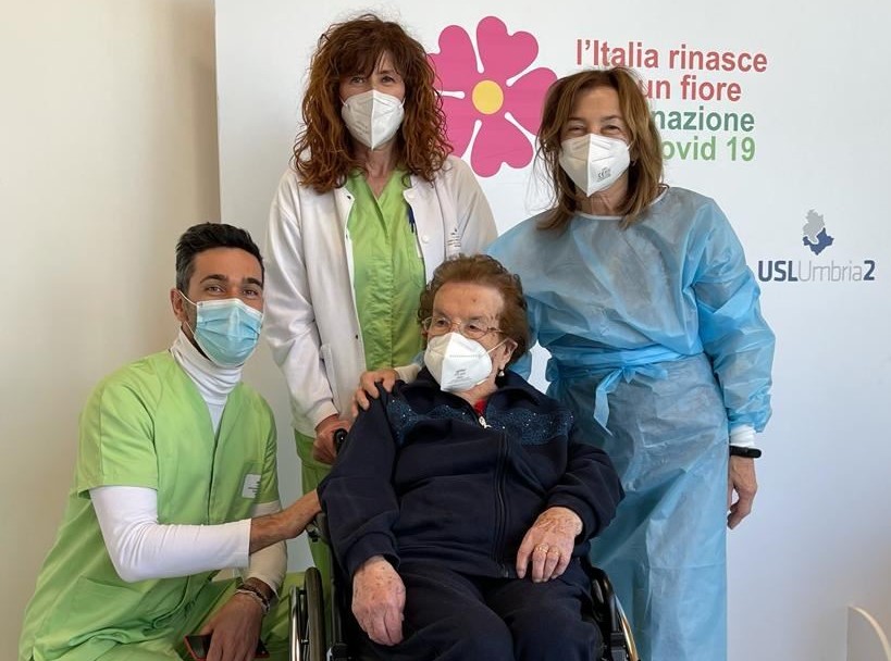 Covid, vaccino a 106 anni per Elisa: sorrisi e consigli ai giovani