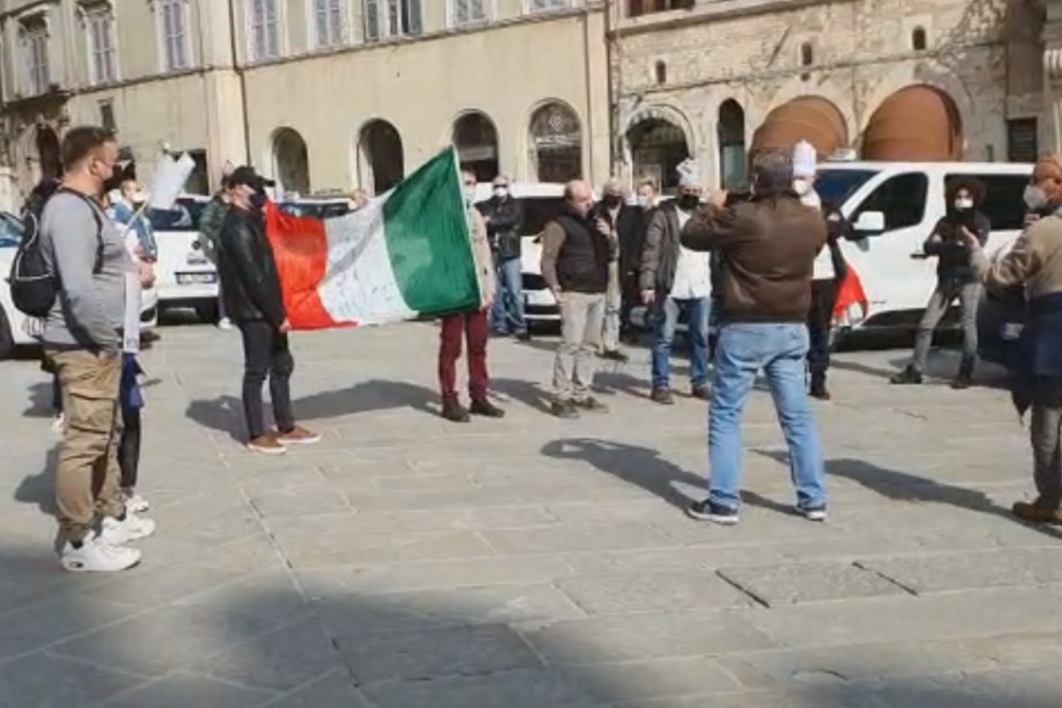 Tassisti e ristoratori in piazza a Perugia: l’intervista video