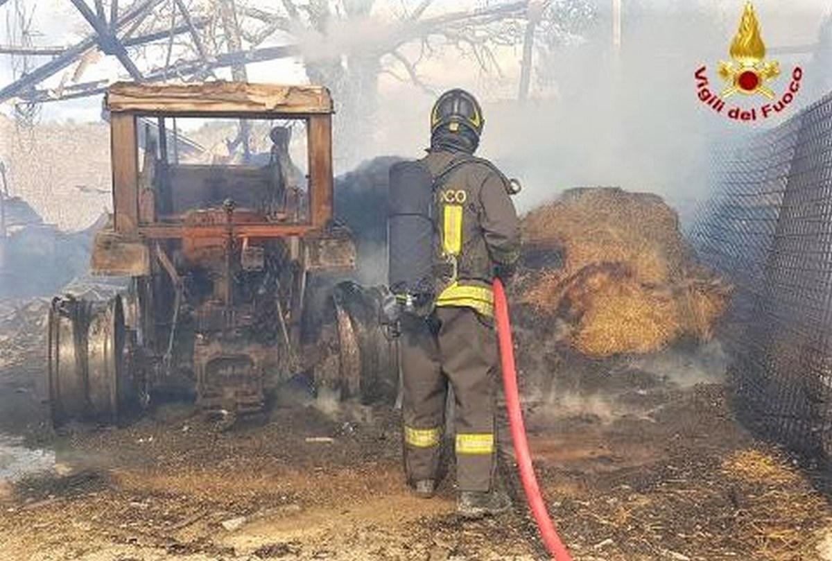 Perugia, capannone in fiamme: soccorso il proprietario