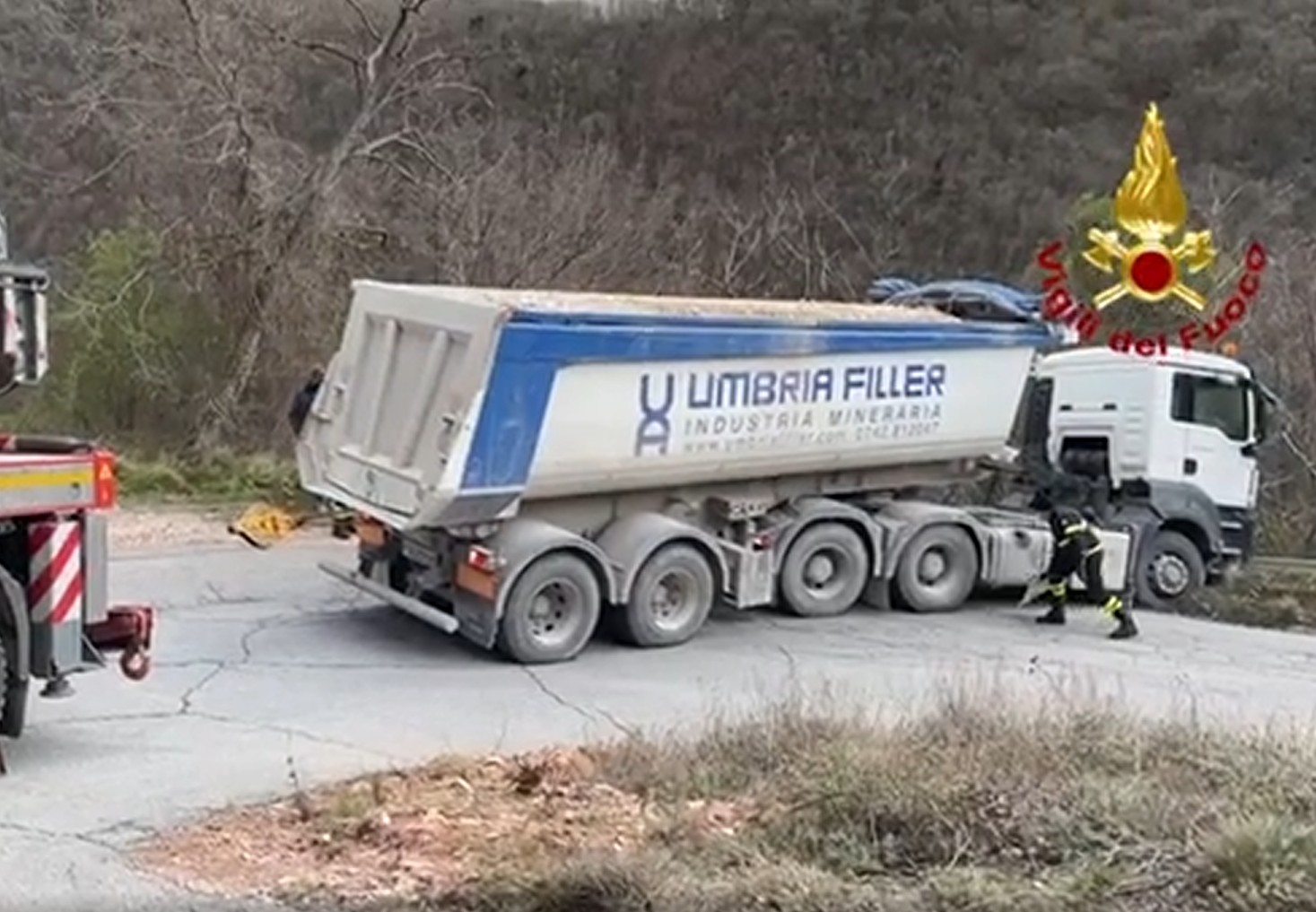 Camion fuori strada, l’intervento per il recupero del mezzo