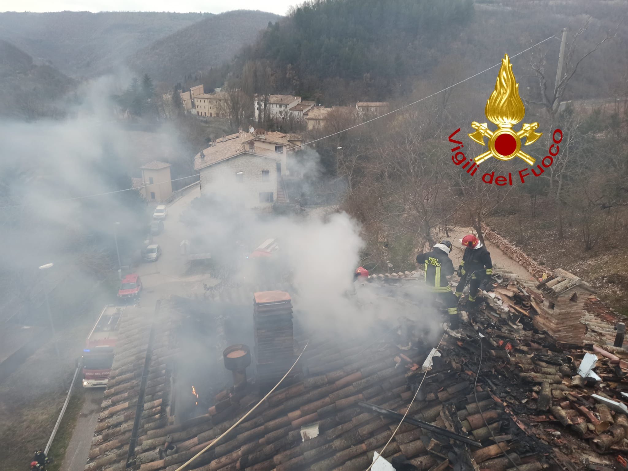 Foligno, tetto a fuoco in località Serrone
