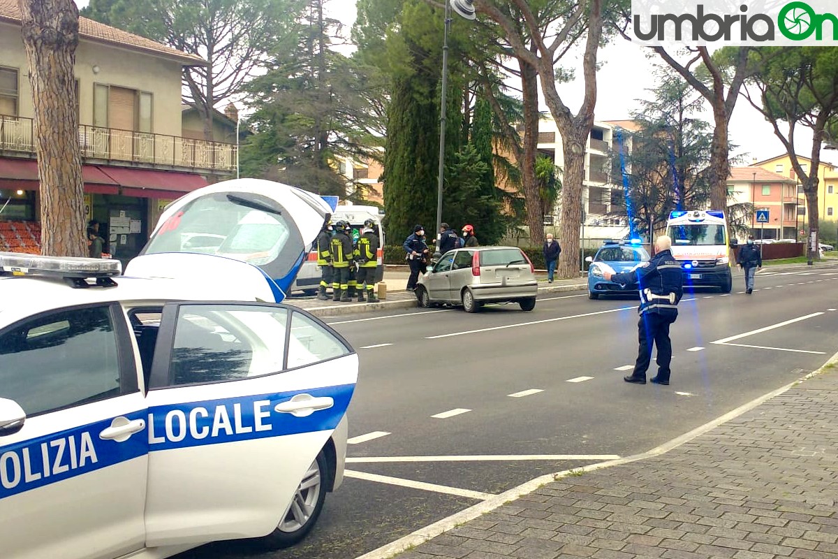 Assisi, auto contro un palo: ferita una donna