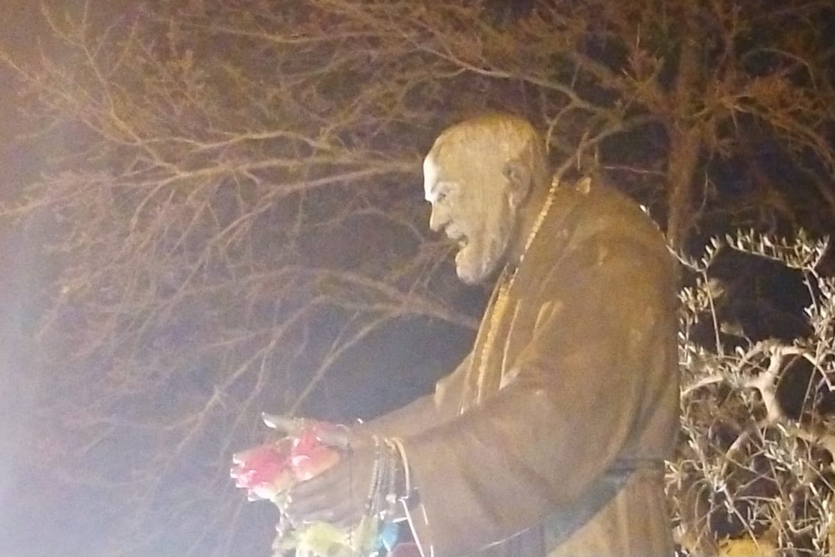 Assisi, imbrattata statua di Padre Pio