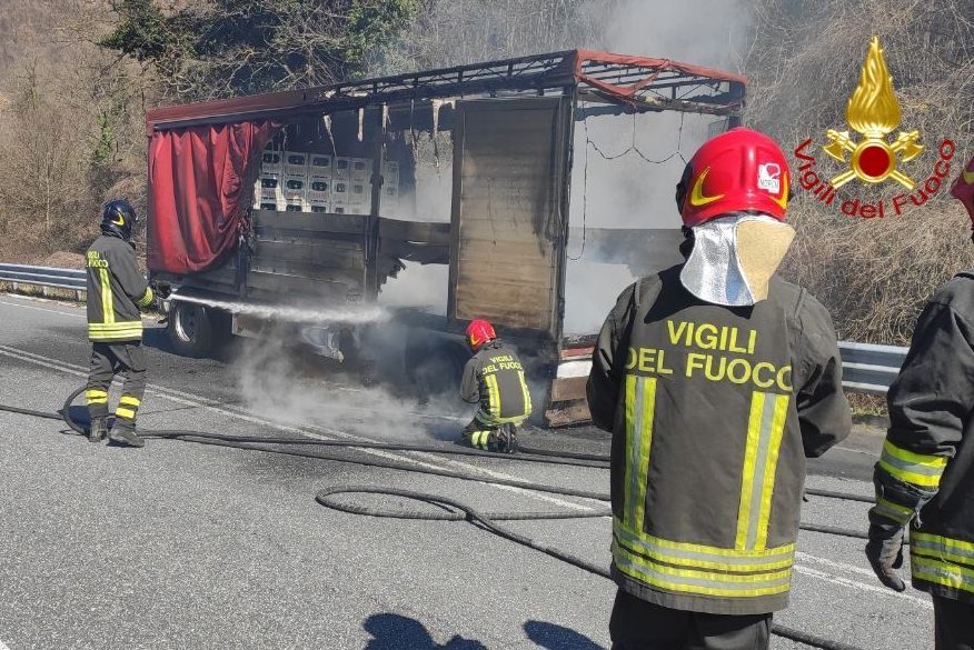 Foligno, camion a fuoco sulla statale 77