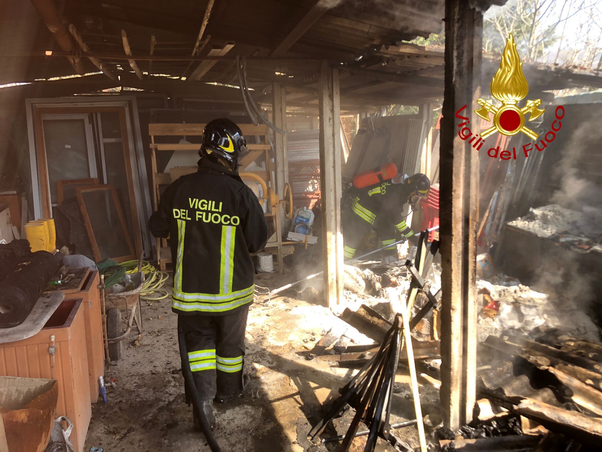 San Giustino e Spello, capannoni a fuoco