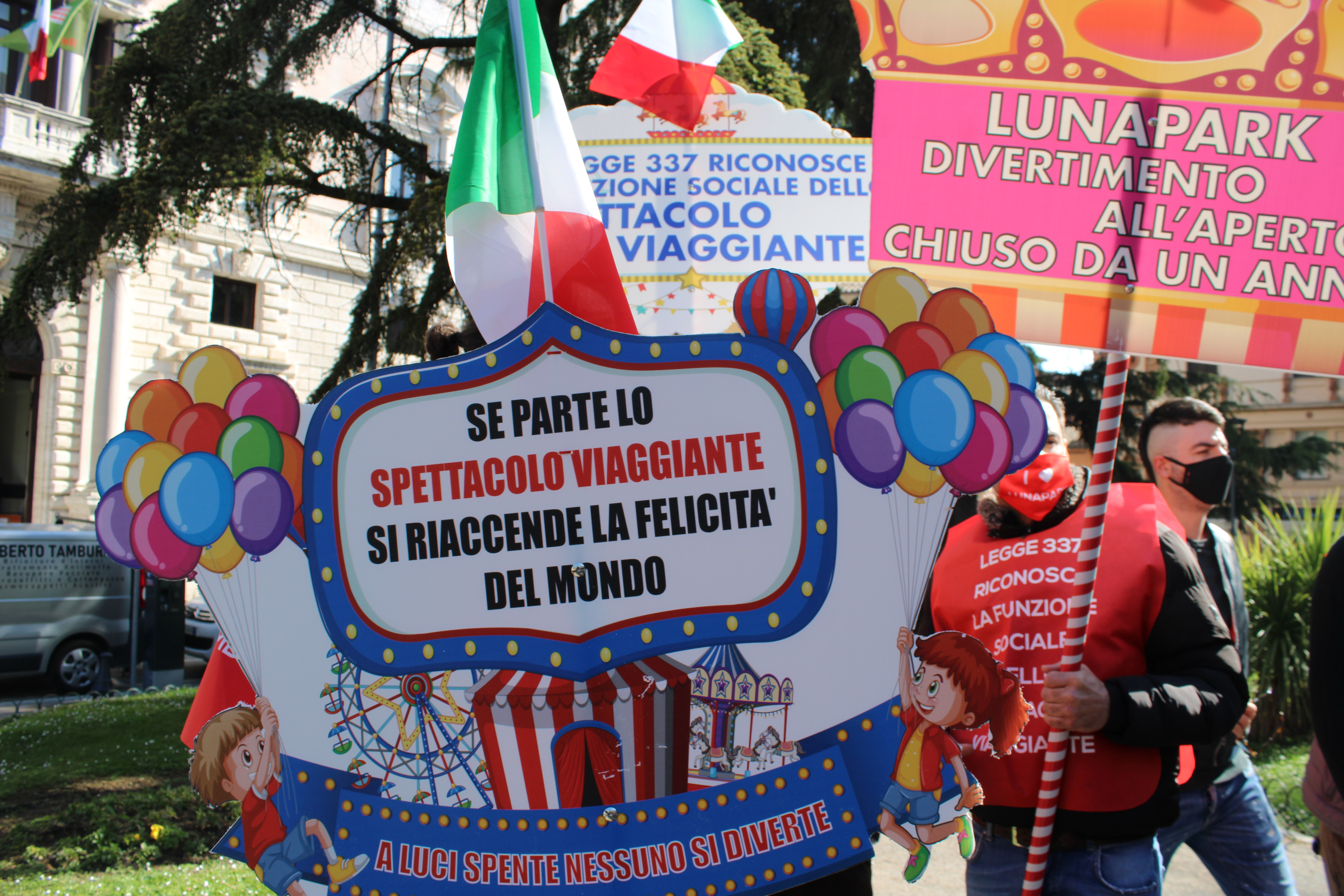 La giostra in piazza: «Riaprite i luna park»