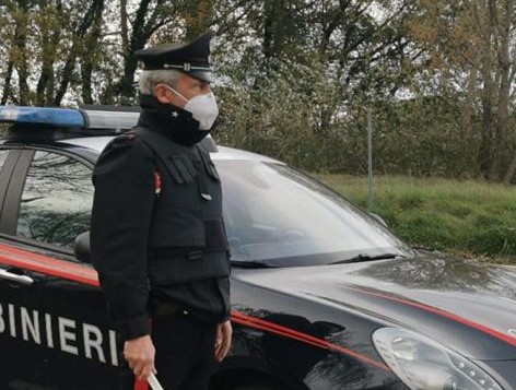 Aperitivi in bicchieri di vetro: locale chiuso per cinque giorni