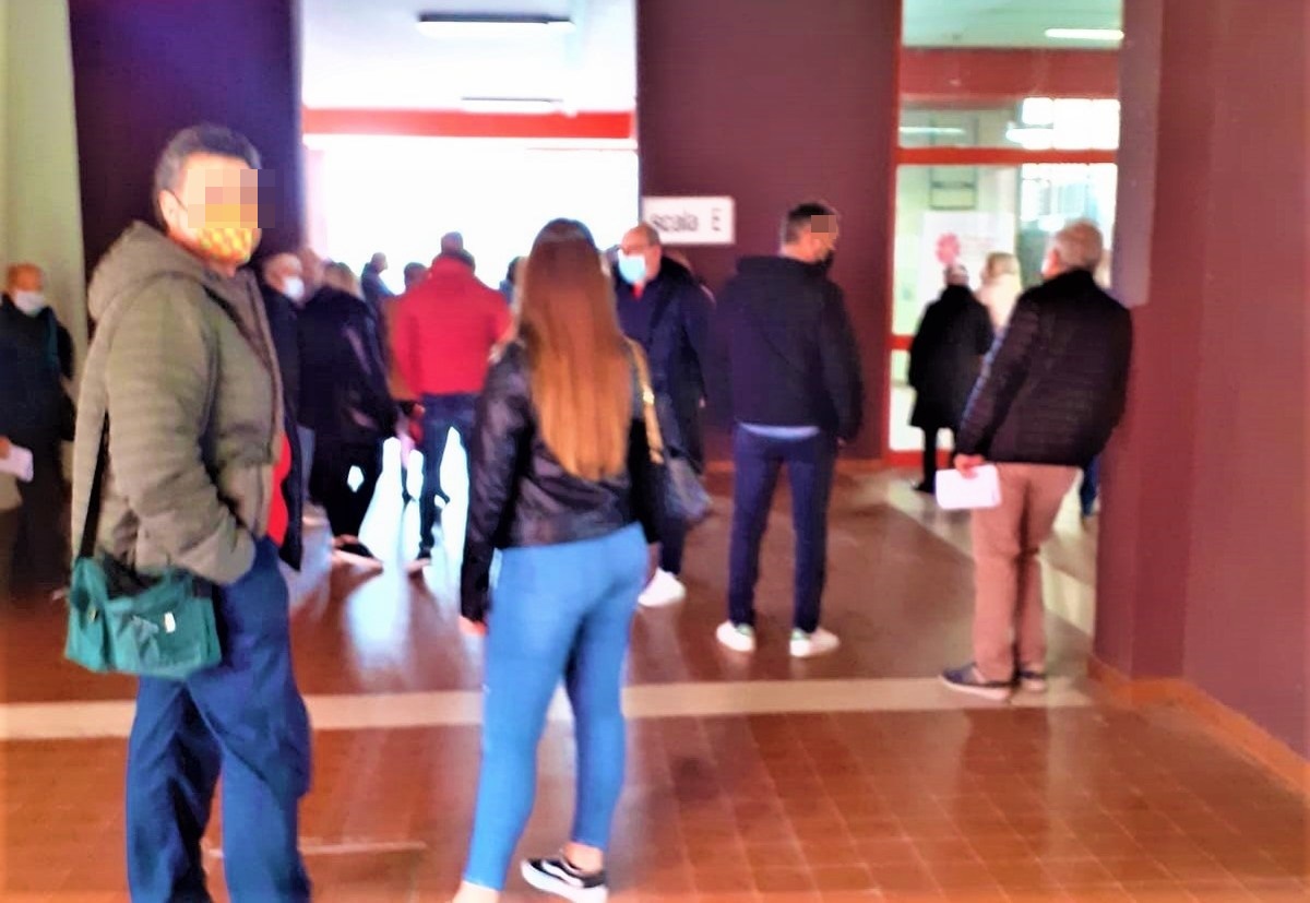 Terni, punto vaccinale via Bramante: sabato pomeriggio complicato e con proteste