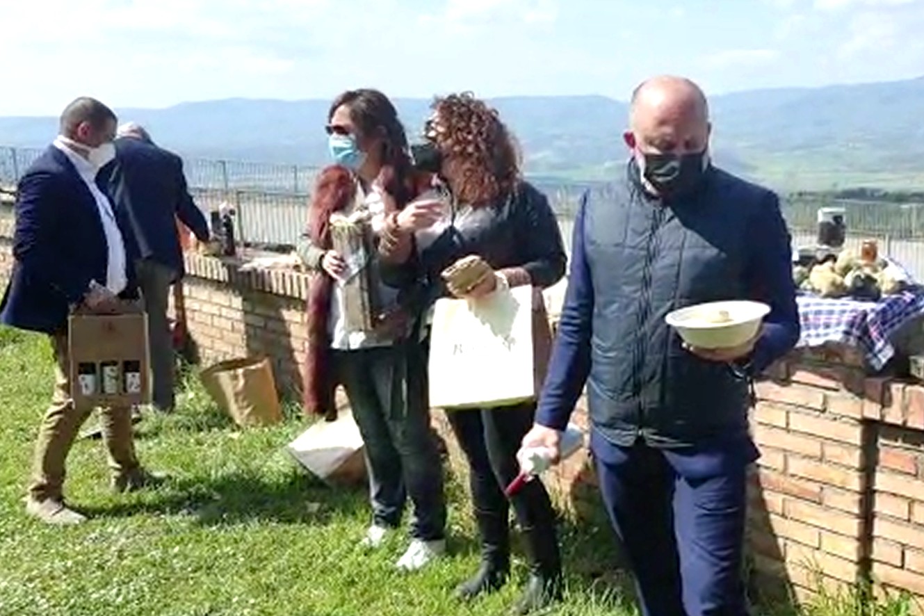 Toccata e fuga dei ristoratori umbri davanti a villa Draghi
