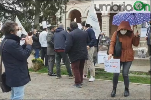 «Dove sono ristori e cassa integrazione?»