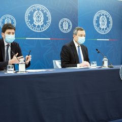 Pandemia, il Governo ‘allenta’: le decisioni su green pass, isolamenti, mascherine, lavoro