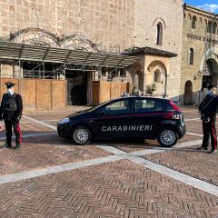 Filma l’ex mentre fa irruzione a casa sua. E lo denuncia all’Arma