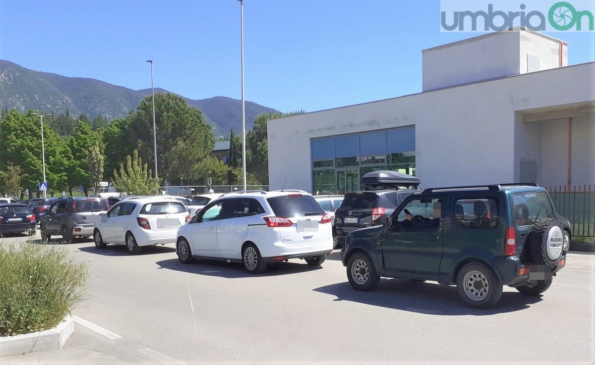Tamponi a Terni: «Fila imponente e un’attesa di ore: tutto normale?»