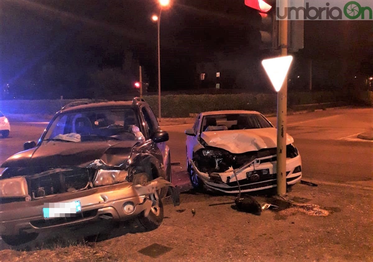 Terni, scontro in via del Centenario: due feriti