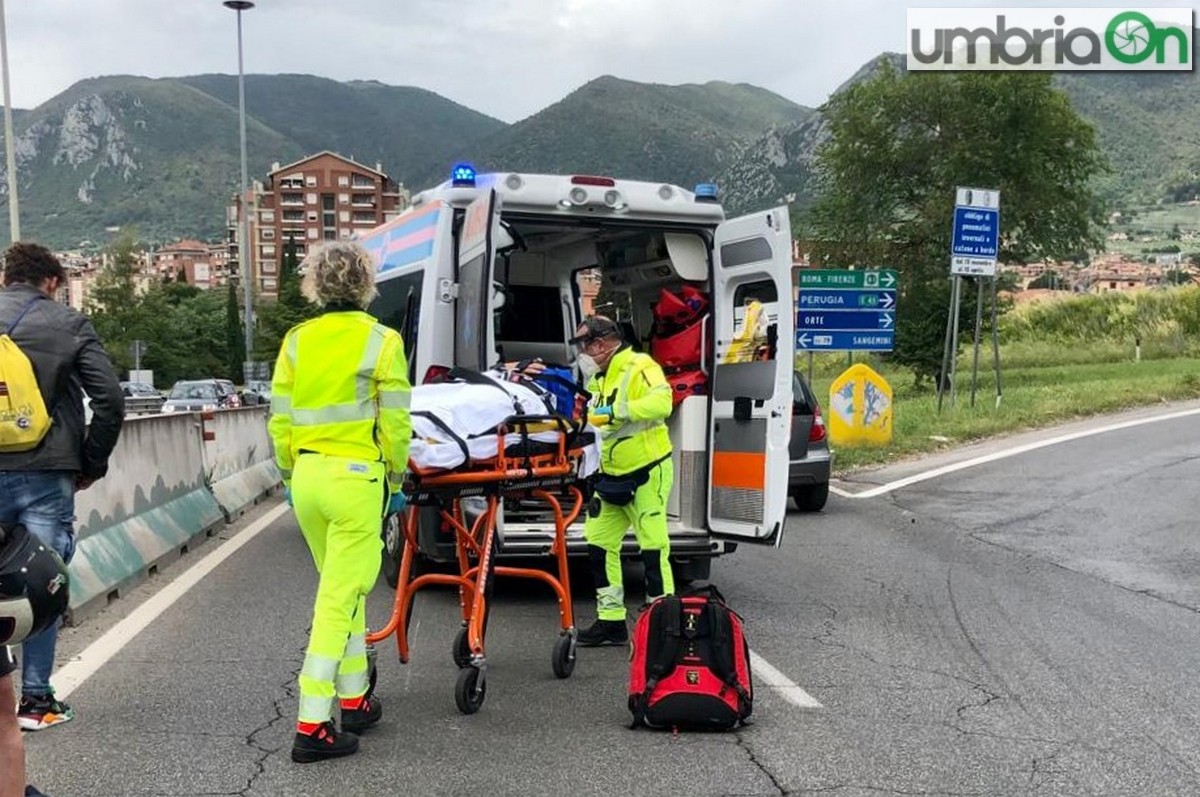 Terni, con lo scooter contro il new jersey: ferito un 14enne