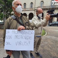 Covid, ritardi vaccini: «Propaganda non protegge dal virus»