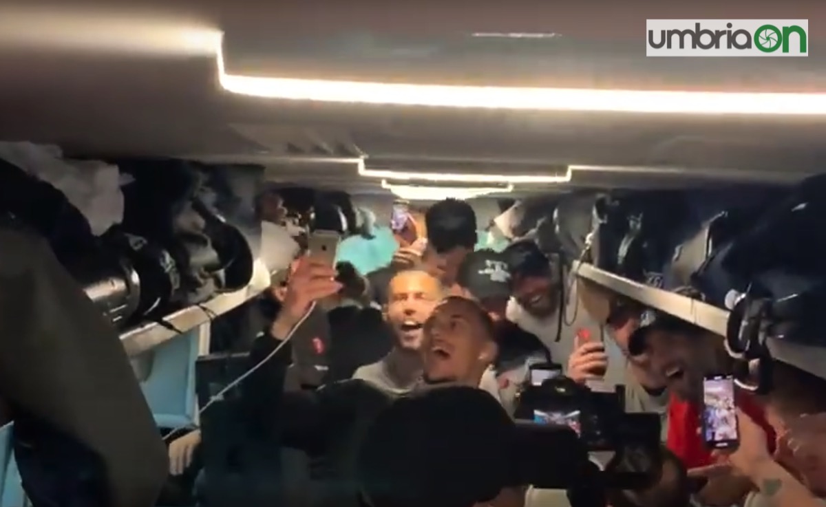 Perugia in B. Caserta scatenato nel bus canta l’inno del Grifo