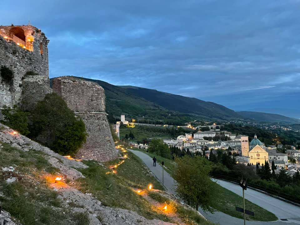 Calendimaggio, Assisi illuminata da 1.500 luci