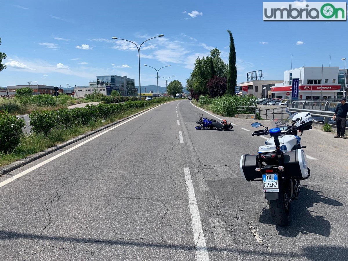 Terni, centauro finisce sulla corsia opposta a Maratta: ferito