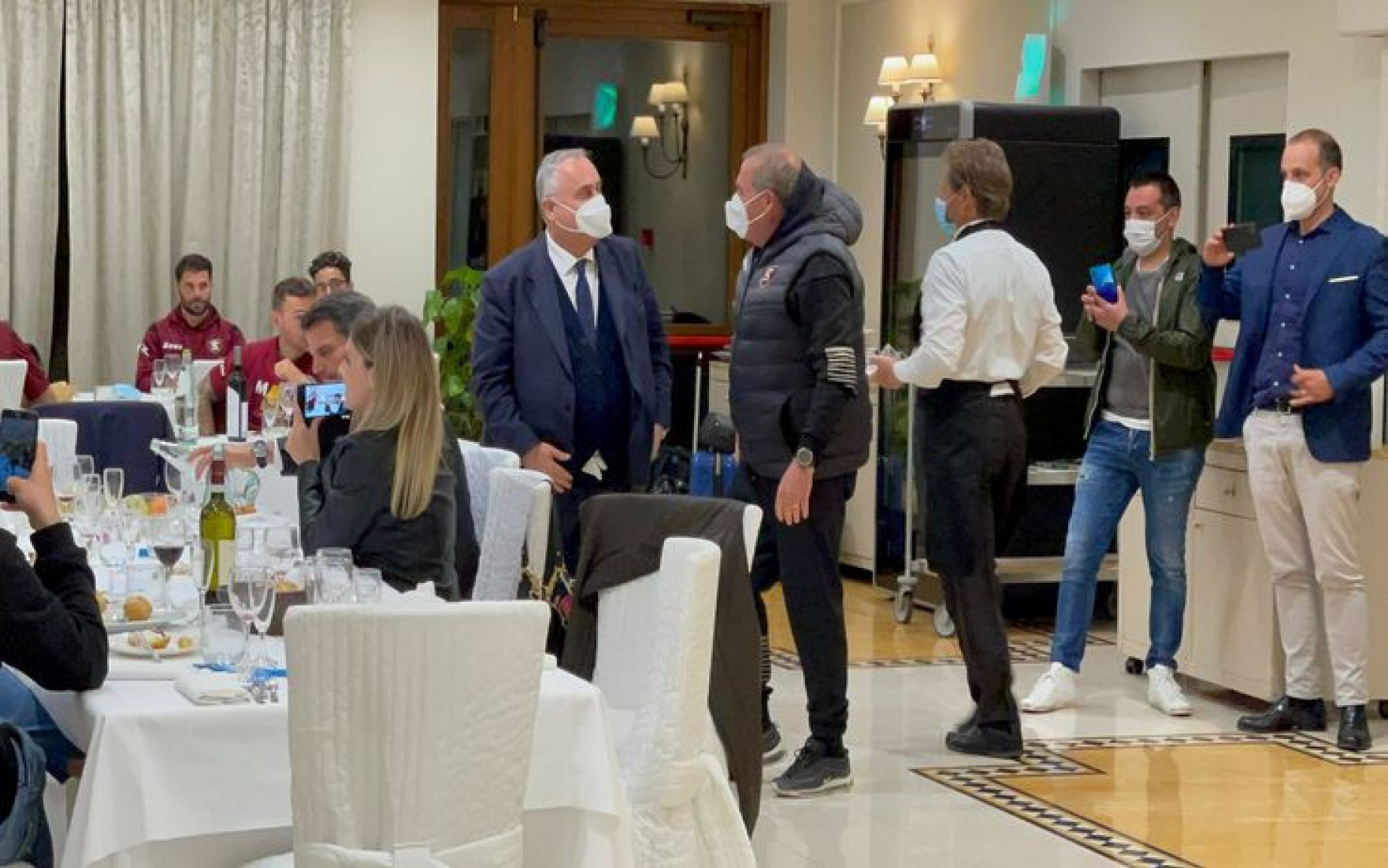 Salernitana bloccata da un incidente: festeggia la A a Cascia