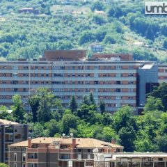 Terni, insegnante cade e si frattura la gamba in classe: «Grazie per i soccorsi e le cure»