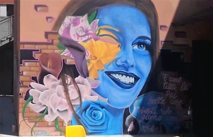 Carlotta per sempre sui muri della scuola e nei cuori degli amici