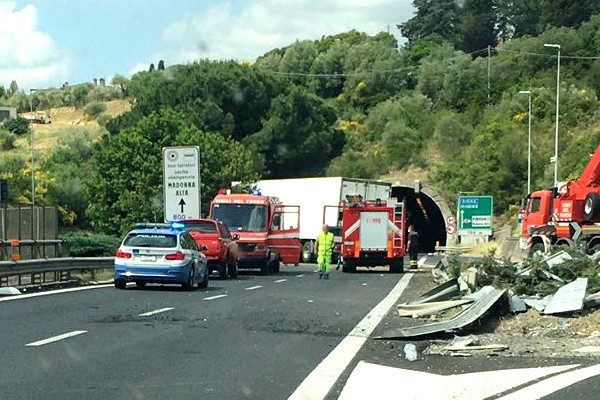 Tir fuori strada: 50enne in codice rosso. Raccordo bloccato
