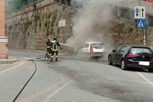 Perugia, auto a fuoco: pompieri sul posto