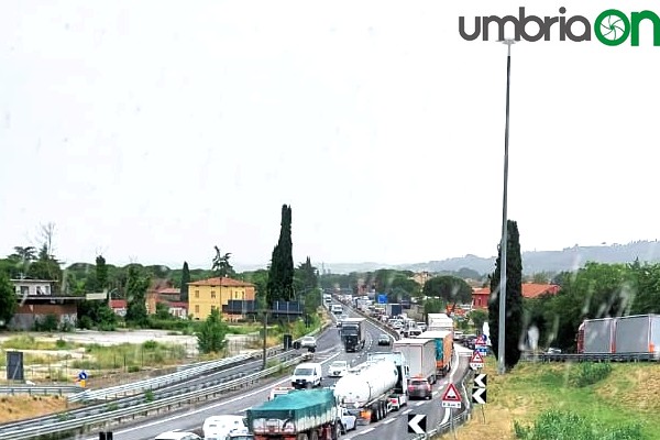 Auto contro camion allo svincolo di Balanzano bloccata E45 verso Roma